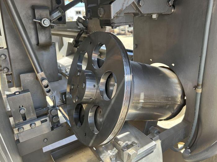 product-1-1 Rotary feed wheel that advances lemons toward the slicing zone