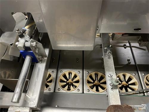 Fruit positioning wheels inside the apple cutting machine